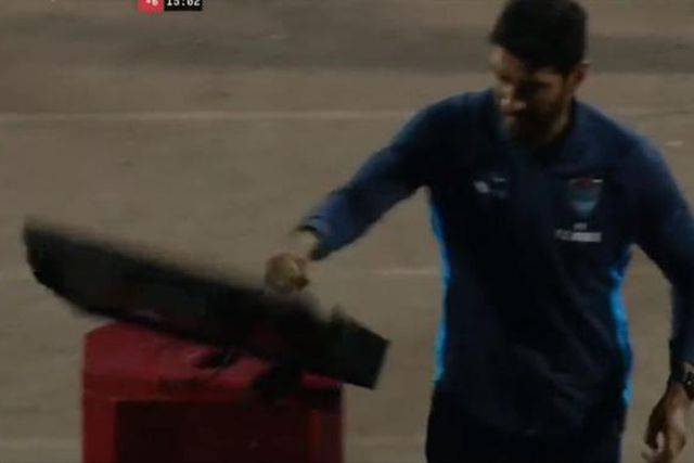 'Loco' Abreu foi expulso e acabou a 'agredir' o VAR (vídeo)