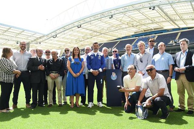 Sérgio Conceição homenageado em ação de campanha de Pinto da Costa