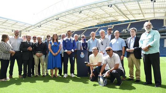 Sérgio Conceição homenageado em ação de campanha de Pinto da Costa