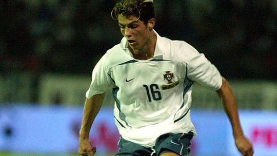 Ronaldo estreou-se há 20 anos. Lembra-se? (vídeo e fotos)