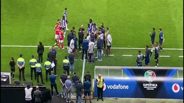Sérgio Conceição só saiu do banco sete minutos depois de ter sido expulso