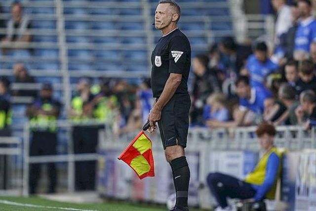 Insólito: árbitros lesionam-se e adepto acaba a auxiliar!