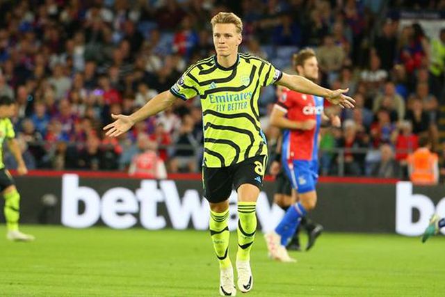 Arsenal sem Fábio Vieira vence dérbi à justa (veja o golo)