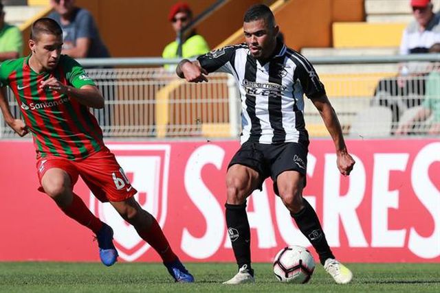 Dener reforça meio-campo