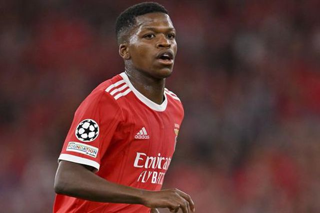 Árbitro marcou penálti contra o Benfica, mas foi alertado pelo VAR e mudou de ideias (vídeo)