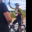 Ciclista bebe 'mini' em plena etapa da Volta (vídeo)