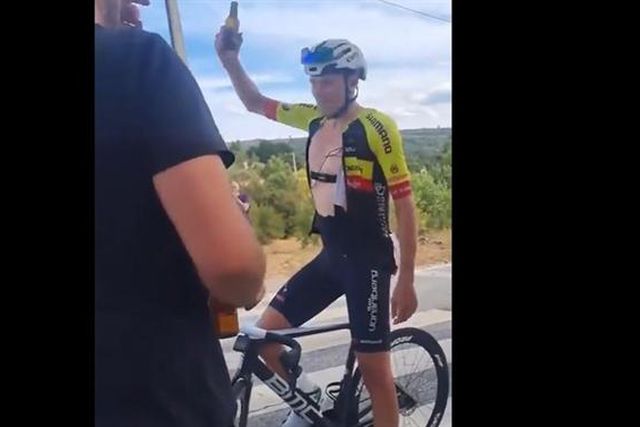 Ciclista bebe 'mini' em plena etapa da Volta (vídeo)