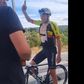 Ciclista bebe 'mini' em plena etapa da Volta (vídeo)