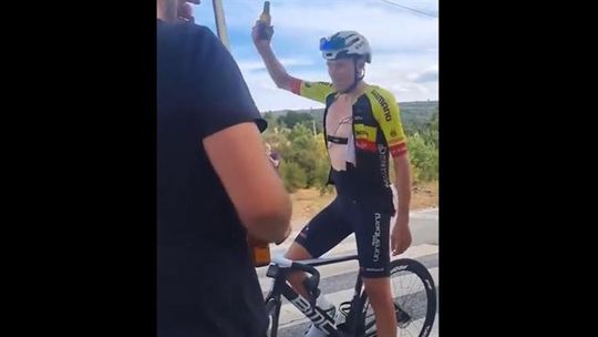 Ciclista bebe 'mini' em plena etapa da Volta (vídeo)