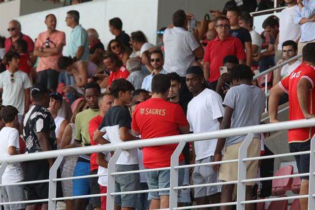 Rafael Leão entre benfiquistas no Seixal