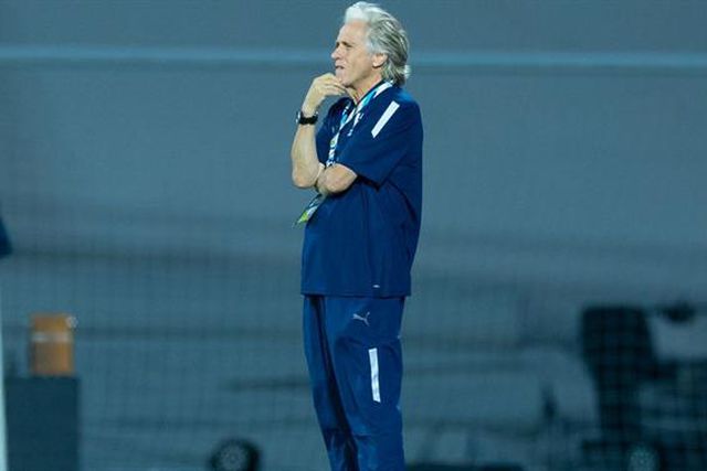 Jorge Jesus elogia ataque sem avançados