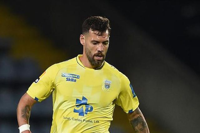 Capitão irónico: «Obrigado aos que assistiram ao jogo pela televisão em Portugal. Ou não...»