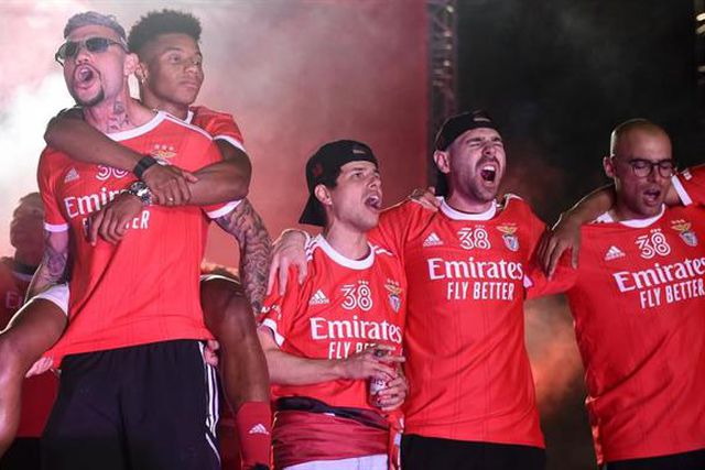 Águia irredutível: porta fechada às saídas de Neres e Morato!