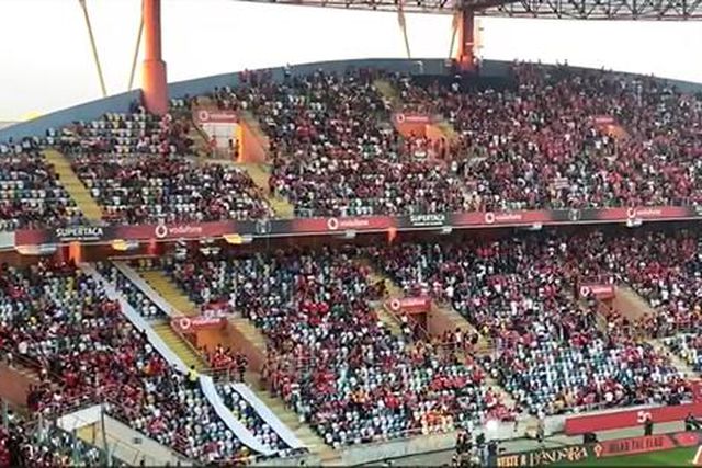 O ambiente na bancada do Benfica (vídeo)
