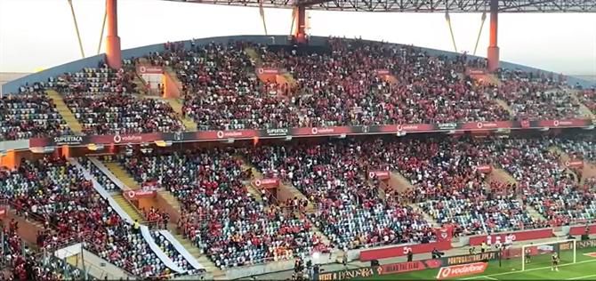 O ambiente na bancada do Benfica (vídeo)