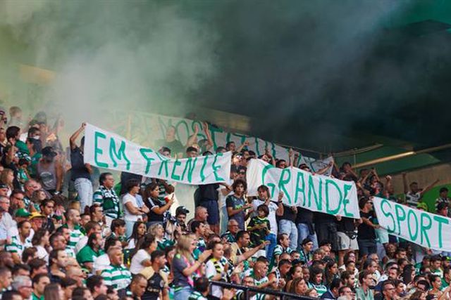 Faixas a pedir títulos valem multa ao Sporting