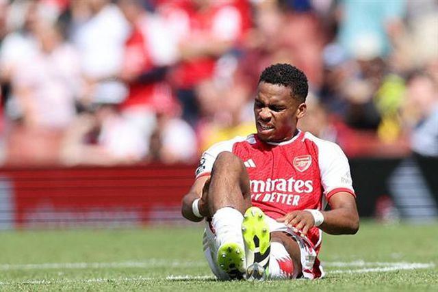 Lesão grave afasta central recém-contratado e Arsenal deve voltar ao mercado