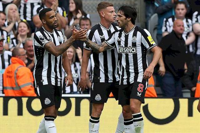 Newcastle 'esmaga' Aston Villa com reforços em destaque