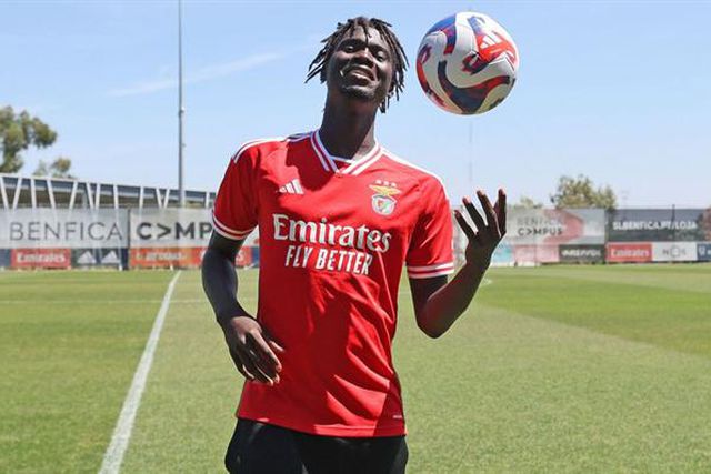 Oficial: central maliano reforça sub-23... a olhar mais para cima