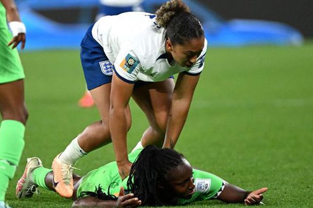 Selecionadora defende «gentil» Lauren James, expulsa por conduta violenta