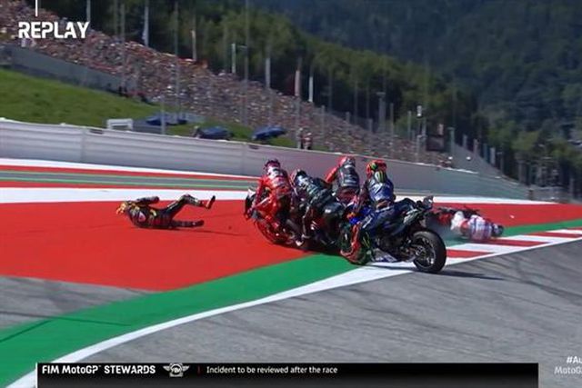 GP Áustria: Miguel Oliveira apanhado em queda na primeira curva da corrida sprint (vídeo)