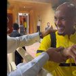 Fabinho em choque na zona mista ao receber… um relógio (vídeo)