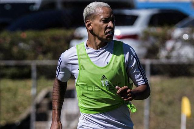 Ex-Sporting lesiona-se na estreia a titular na equipa de Pepa