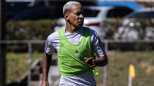 Ex-Sporting lesiona-se na estreia a titular na equipa de Pepa