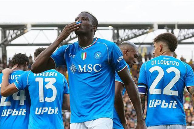 Campeão Nápoles entra a vencer e Osimhen bisa (veja os golos)