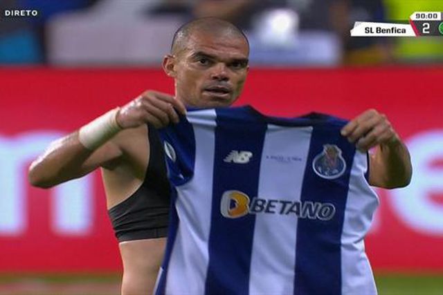 O gesto de Pepe para os adeptos do Benfica após ser expulso (vídeo)