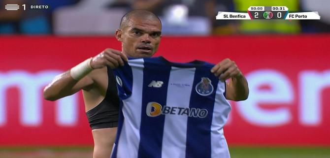 O gesto de Pepe para os adeptos do Benfica após ser expulso (vídeo)