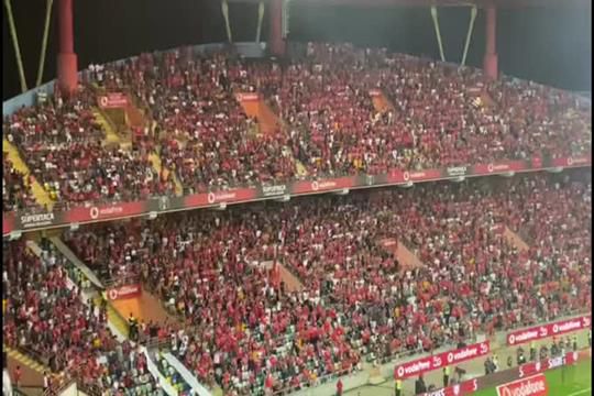 Na Supertaça: A bancada do Benfica sem adereços