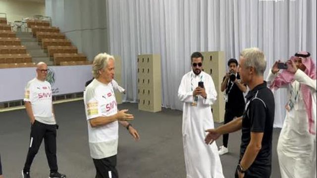 Foi assim o encontro entre Jorge Jesus e Luís Castro na antevisão da final da Taça dos Clubes Campeões Árabes: «Estamos na final, estamos bem, f...»