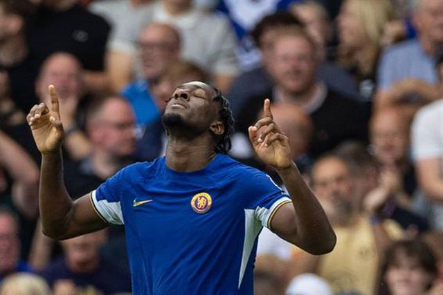 Reforço estreia-se a marcar pelo Chelsea (veja o golo)