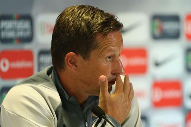 Roger Schmidt: dúvidas no centro da defesa e comentário sobre o árbitro