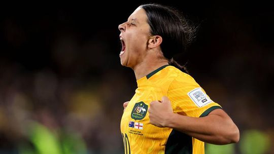 Sam Kerr manteve sonho da Austrália vivo com este grande golo (vídeo)