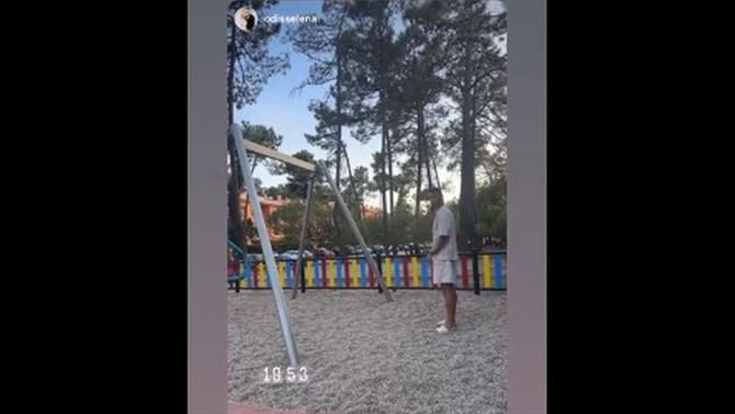 Benfica a jogar, Vlachodimos a brincar... com a filha (vídeo)