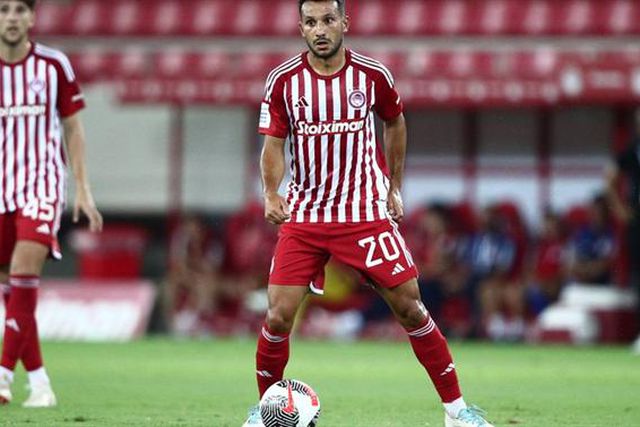Olympiakos vence com João Carvalho no banco