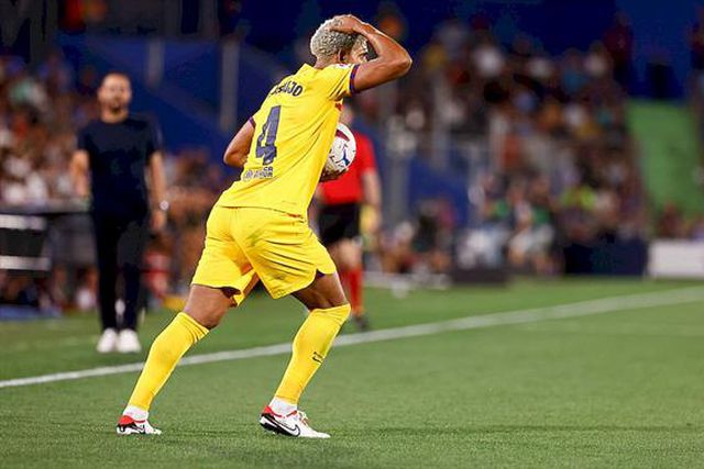 Insólito: Ronald Araújo agarra a bola com as mãos a meio do jogo (vídeo)