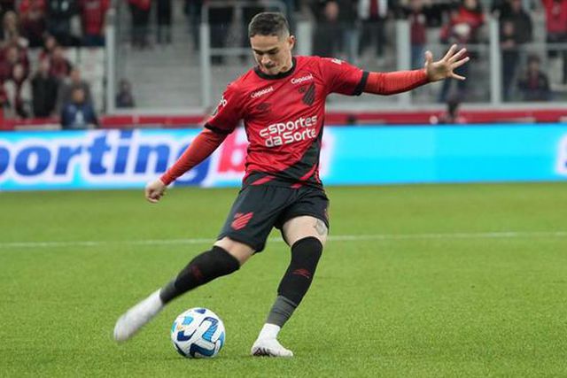 Apontado ao Benfica, lateral pode rumar à Rússia