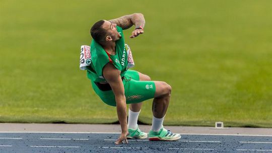 Leandro Ramos mantém estilo único mas falha final do dardo (vídeo)