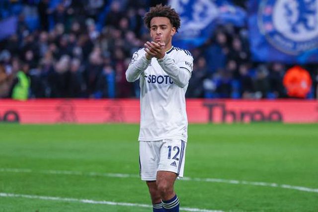 ‘Blues’ batem cláusula de rescisão e garantem médio do Leeds