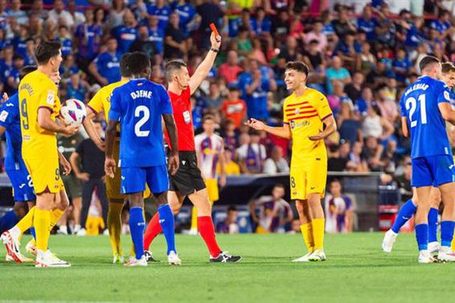 Raphinha fez isto e deixou Barça com 10... (vídeo)