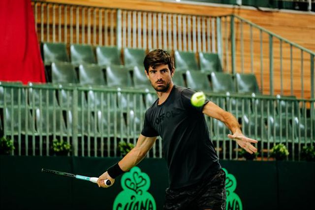 Gastão Elias dá-se bem em casa de Nadal