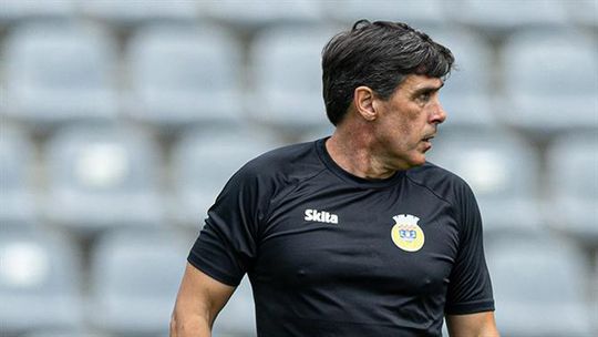 «Queremos que os jogadores sejam também treinadores dentro do campo»