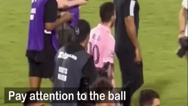 Golo de livre de Messi ao FC Dallas deu a volta ao planeta. Mas novas imagens mostram argentino a ajeitar a bola várias vezes sem o árbitro notar