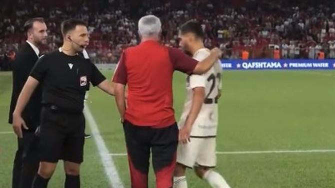 Insólito: Mourinho manda Aouar sair e fica com 10... (vídeo)