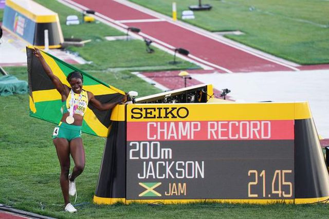 Shericka Jackson, estrela da noite em Istambul