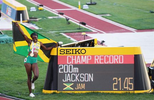 Shericka Jackson, estrela da noite em Istambul