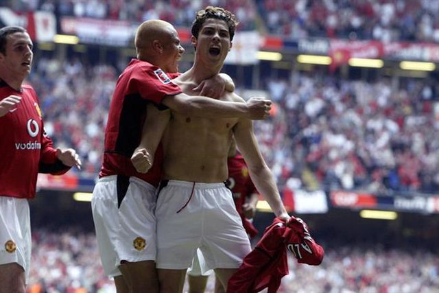 Defesa recorda estreia de Ronaldo nos 'red devils': «Deu cabo de mim!»
